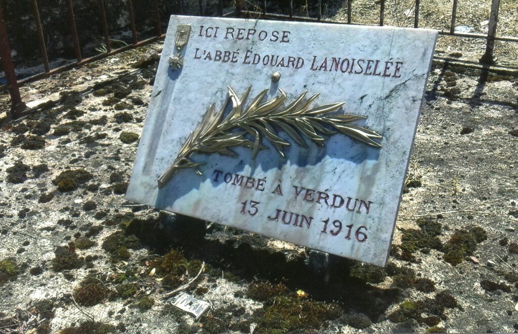 Photographie de la plaque sur la tombe de Lanoiselée.