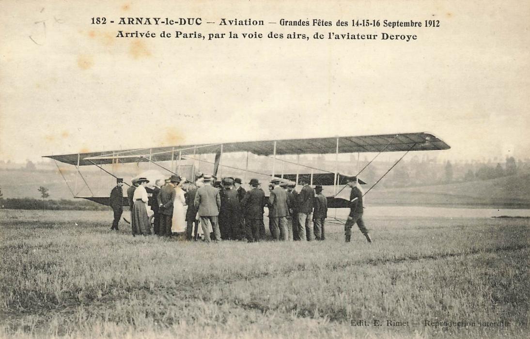Carte postale montrant l'arrivée de l'aviateur Deroye