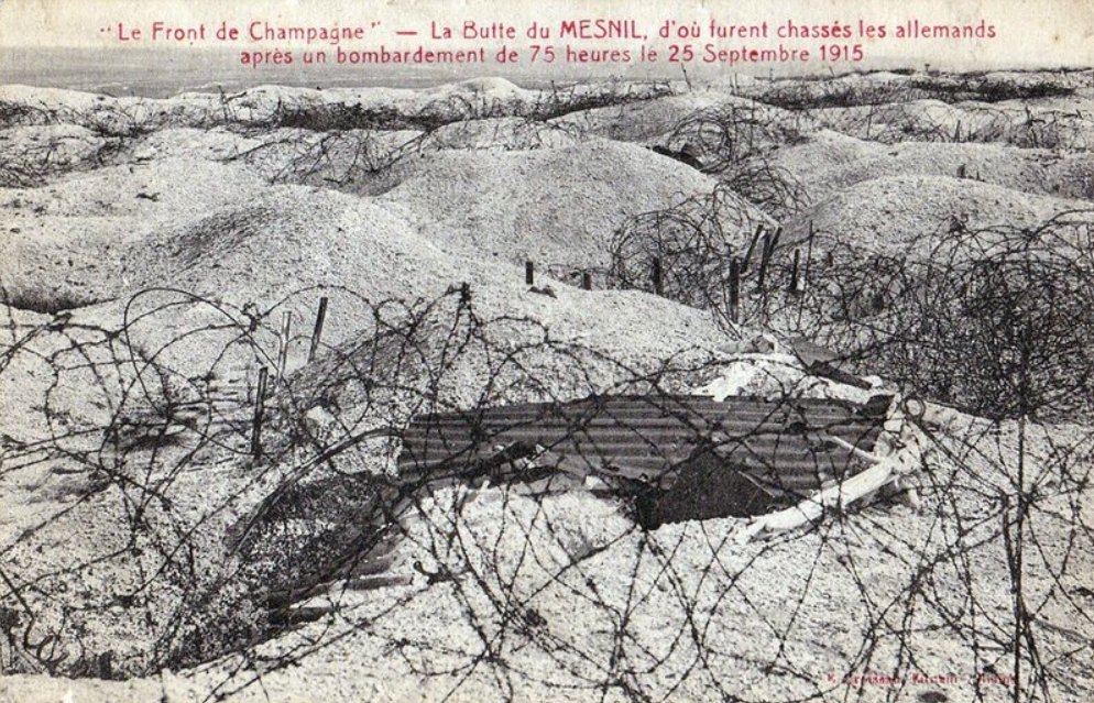 Carte postale présentant le champ de bataille la butte du Mesnil après septembre 1915.